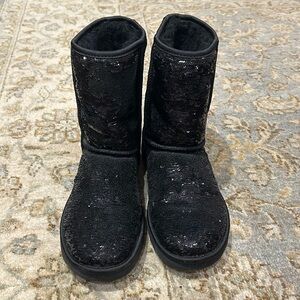 UGG CLASSIC SHORT IN BLACK GUNMETAL SEQUIN
